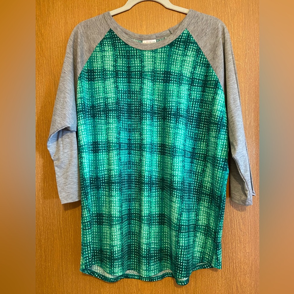 NWOT Lularoe Randy Tee